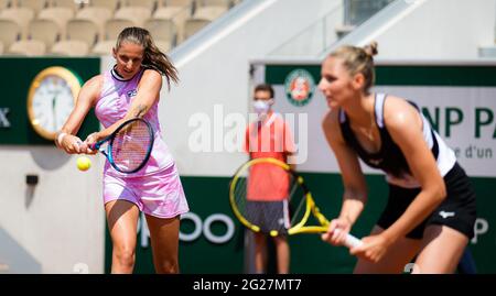 Parigi, Francia, 8 giugno 2021 Karolina Pliskova e Kristyna Pliskova della Repubblica Ceca, si esibito in doppio al torneo di tennis Roland-Garros 2021, Grand Slam, l'8 giugno 2021 allo stadio Roland-Garros di Parigi, Francia - Photo Rob Prange / Spain DPPI / DPPI / LiveMedia Foto Stock