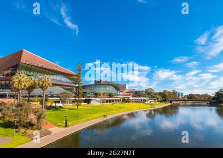 Adelaide, Australia - 4 agosto 2019: Adelaide Convention Center visto attraverso il fiume Torrens dal ponte pedonale in una giornata luminosa con cielo blu Foto Stock