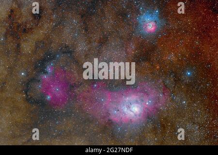 La tripletta del Sagittario con la Laguna di Nebula, il Trifid Nebula e il NGC 6559. Foto Stock