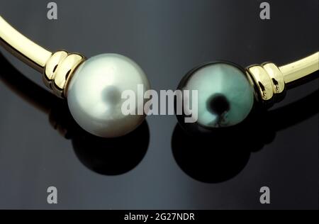 POLINESIA FRANCESE. TAHITI. BLACK PEARL IN UN BRACCIALETTO Foto Stock