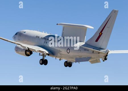 Un matrimonio e-7 della Royal Australian Air Force decollo. Foto Stock