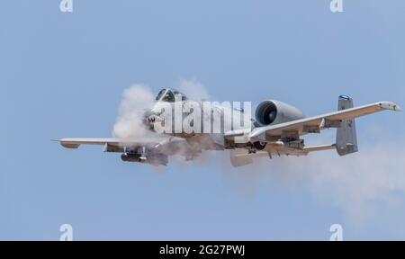 Una U.S. Air Force A-10 Thunderbolt II spara il suo cannone da 30 mm. Foto Stock