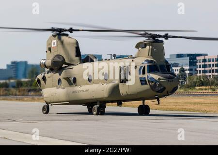 Un US Army CH-47F Chinook taxi fuori per la partenza. Foto Stock