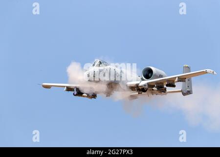 Una U.S. Air Force A-10 Thunderbolt II spara il suo cannone da 30 mm. Foto Stock