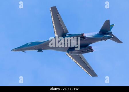 Un ballerino B-1B dell'aeronautica degli Stati Uniti in afterburner completo. Foto Stock