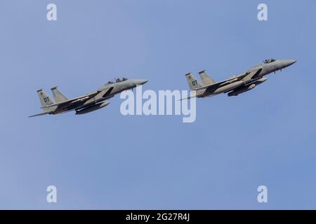 Due aquile della US Air Force F-15 corrono in pausa per l'atterraggio. Foto Stock