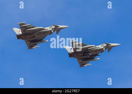 Due aerei della Royal Air Force Eurofighter Typhoon FGR4 corrono per rompersi per l'atterraggio. Foto Stock