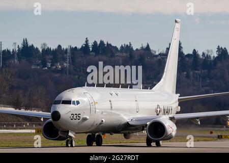 Un US Navy P-8A Poseidon taxi per la partenza. Foto Stock