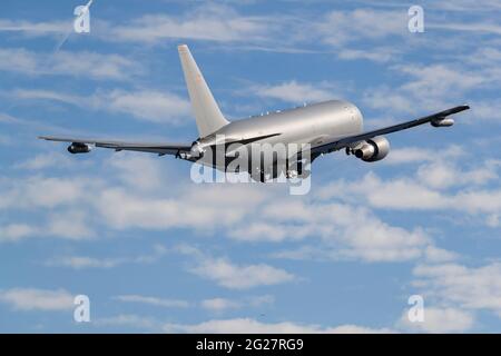 Un US Air Force KC-46 Pegasus decollo. Foto Stock