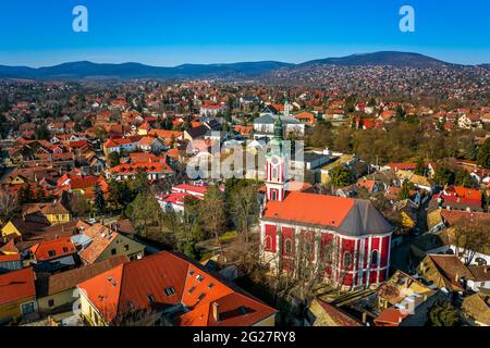 Szentendre, ungheria - Vista aerea della città di Szentendre in una giornata di sole con la Cattedrale Ortodossa Serba di Belgrado con il cielo azzurro Foto Stock