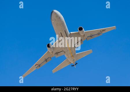 Vista ad angolo basso di una nave cisterna Royal Dutch Air Force KDC-10. Foto Stock
