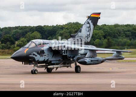 Un tedesco Air Force Panavia Tornado ECR taxi dopo l'atterraggio.