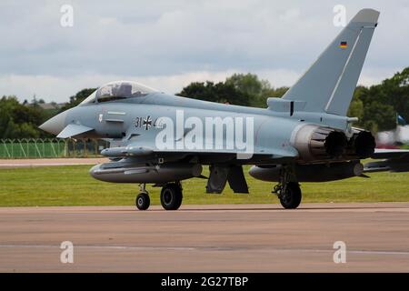 Una Aeronautica tedesca EF2000 si trova in taxi dopo l'atterraggio a RAF Fairford. Foto Stock