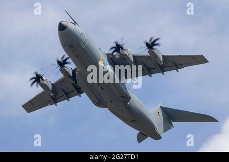 Un aereo tedesco A400M Atlas decollo. Foto Stock