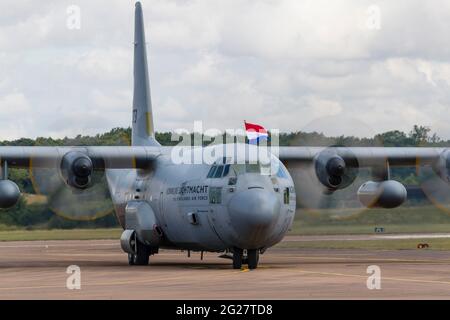 Un Royal Dutch Air Force C-130 Hercules taxi dopo l'atterraggio. Foto Stock