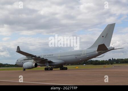 Una nave-taxi Royal Air Force Airbus Voyager dopo l'atterraggio. Foto Stock