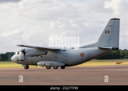 Un aereo rumeno C-27J taxi dopo l'atterraggio a RAF Fairford. Foto Stock