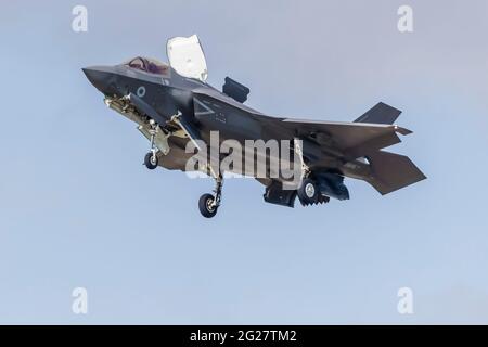 Un Royal Air Force F-35B Lightning vola in configurazione STOVL. Foto Stock