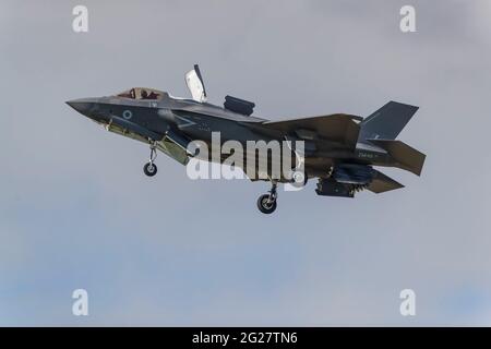 Un Royal Air Force F-35B Lightning vola in configurazione STOVL. Foto Stock
