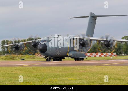 Un A400M Atlas si trova sulla pista di partenza a RAF Fairford. Foto Stock