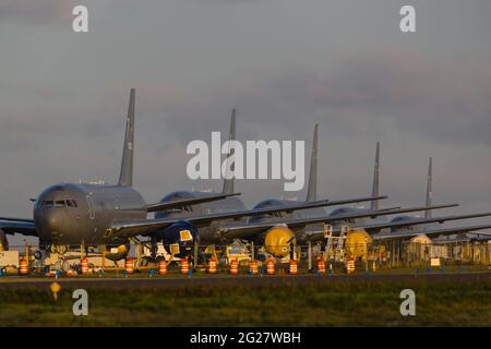 Una fila di US Air Force KC-46 Pegasus petroliere in attesa di consegna. Foto Stock