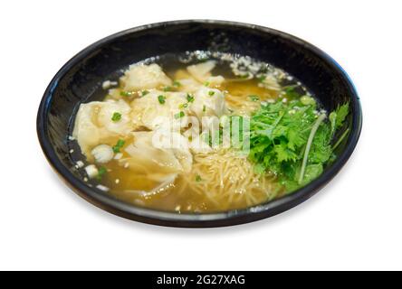 Wonton di gamberi con maiale brasato in zuppa, stile asiatico, focus selective. Foto Stock
