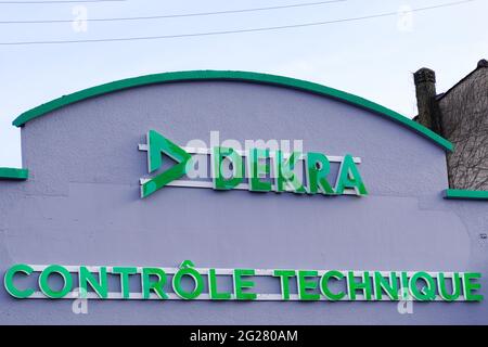 Bordeaux , Aquitaine Francia - 02 05 2021 : marchio di testo e del logo Dekra su officina di ispezione di veicoli per edifici industriali Foto Stock