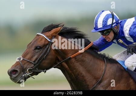 File photo datato 22-05-2021 di Jim Crowley Riding Hukum per vincere il MansionBet Best Odds Guaranteed Tapster Stakes presso l'ippodromo di Goodwood a Chichester. Data di emissione: Mercoledì 9 giugno 2021. Foto Stock