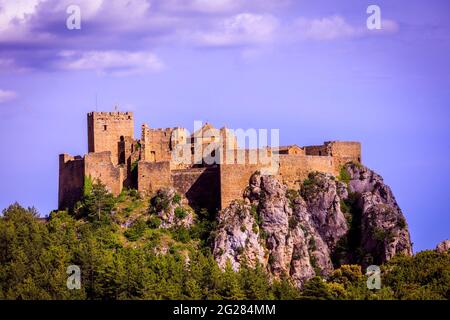 Loarre Castello, una fortezza medievale costruita sulla cima di una collina a Huesca, Spagna. All'interno delle mura ospita una chiesa. Foto Stock