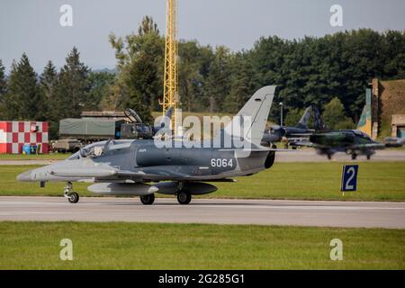 Air Force ceca Aero L-159 ALCA Jets sulla pista di Caslav, Repubblica Ceca. Foto Stock