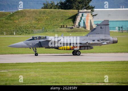 Czech Air Force JAS 39 Gripen con missili Live AIM-9L Sidewinder. Foto Stock