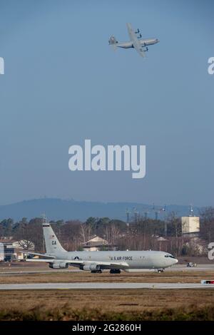 US Air Force e-8C JSTARS tassare alla base aerea di Ramstein. Foto Stock