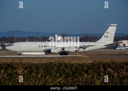 US Air Force e-8C JSTARS tassare alla base aerea di Ramstein, Germania. Foto Stock