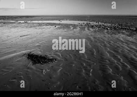 Bassa marea a Worthing Beach, Sussex, Regno Unito Foto Stock
