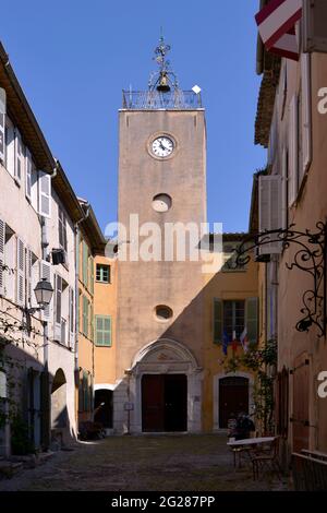 Chiesa di Sainte Marie Madeleine in un tipico vicolo nel villaggio francese di Biot, comune è un piccolo borgo medievale fortificato in cima alla collina Foto Stock