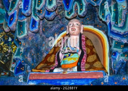 Tempio di Amgalan, Statua di uno dei 16 apostoli, Tempio di Choijin lama, Ulaanbataar, Mongolia Foto Stock