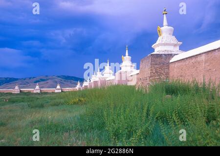 Mura di protezione con gli stupa Soyombo, il monastero di Erdene Zuu, Karakorum, Mongolia Foto Stock