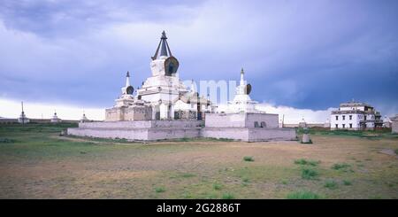 Grande Stupa e tempio, Monastero di Erdene Zuu, Karakorum, Mongolia Foto Stock