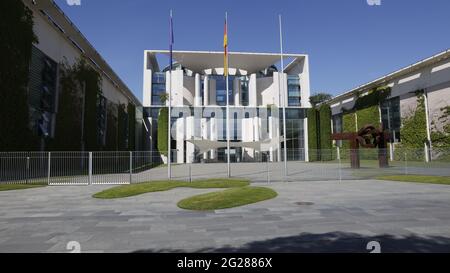 Berlino, Germania, 9 giugno 2021. La Cancelleria federale è un edificio nel quartiere Tiergarten di Berlino e sede dell'omonima autorità federale tedesca. Come parte del trasferimento del governo federale tedesco da Bonn a Berlino, l'ufficio si è trasferito nel nuovo edificio progettato dagli architetti Axel Schultes e Charlotte Frank.Credit: Juergen Nowak/Alamy Live News Foto Stock