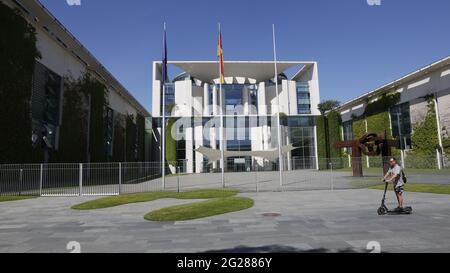 Berlino, Germania, 9 giugno 2021. La Cancelleria federale è un edificio nel quartiere Tiergarten di Berlino e sede dell'omonima autorità federale tedesca. Come parte del trasferimento del governo federale tedesco da Bonn a Berlino, l'ufficio si è trasferito nel nuovo edificio progettato dagli architetti Axel Schultes e Charlotte Frank.Credit: Juergen Nowak/Alamy Live News Foto Stock