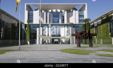 Berlino, Germania, 9 giugno 2021. La Cancelleria federale è un edificio nel quartiere Tiergarten di Berlino e sede dell'omonima autorità federale tedesca. Come parte del trasferimento del governo federale tedesco da Bonn a Berlino, l'ufficio si è trasferito nel nuovo edificio progettato dagli architetti Axel Schultes e Charlotte Frank.Credit: Juergen Nowak/Alamy Live News Foto Stock