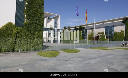 Berlino, Germania, 9 giugno 2021. La Cancelleria federale è un edificio nel quartiere Tiergarten di Berlino e sede dell'omonima autorità federale tedesca. Come parte del trasferimento del governo federale tedesco da Bonn a Berlino, l'ufficio si è trasferito nel nuovo edificio progettato dagli architetti Axel Schultes e Charlotte Frank.Credit: Juergen Nowak/Alamy Live News Foto Stock