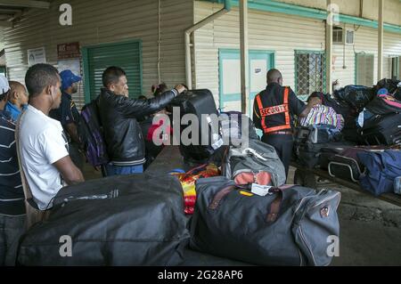 Papua Nuova Guinea, Goroka - aeroporto - ritiro bagagli; Flughafen - Gepäckausgabe; Lotnisko - odbiór bagażu; Papuasi; torby, walizki, port lotniczy Foto Stock