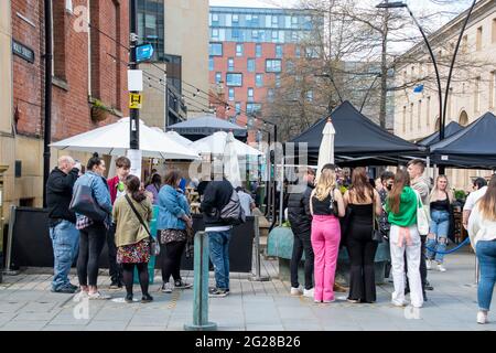 Sheffield UK: 17 aprile 2021: Coda socialmente distanziata a Wetherspoons come pub riaprono dopo la pandemia. The New Normal su West Street Foto Stock