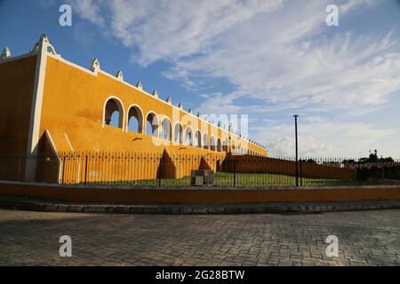 Il grande convento di San Antonio de Padova a Izamal, Messico Foto Stock