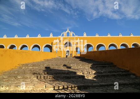 Il grande convento di San Antonio de Padova a Izamal, Messico Foto Stock