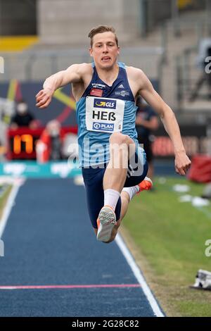 Vincitore, campione tedesco, triplice jumper Max HESS (LAC Erdgas Chemnitz) in azione; 1° posto; triplice jump maschile, finale, il 5 giugno, 2021 Campionato tedesco di atletica 2021, dal 4 giugno. - 06.06.2021 a Braunschweig/Germania. Â Foto Stock