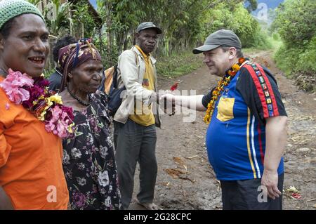 Papua Nuova Guinea; Goroka - Namta; saluto ospiti dalla Polonia da parte della popolazione indigena al confine parrocchiale. Begrüßung der Gäste urch Ureinwohner Foto Stock