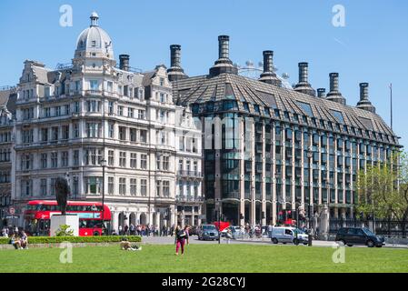 Uffici parlamentari di Portcullis House visti da Piazza del Parlamento. Londra, Inghilterra, Regno Unito Foto Stock