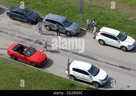 San Pietroburgo, Russia - 18 maggio 2021: Videografo con assistenti rimuove il conducente al volante della vettura ' Ford Mustang' vista dall'alto Foto Stock